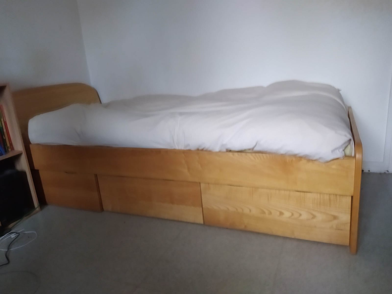 GRAND LIT 1 PERSONNE AVEC TIROIR